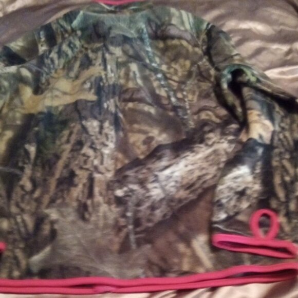 Mossy Oak Camouflage Jacket with Thumb Holes - Picture 5 of 7